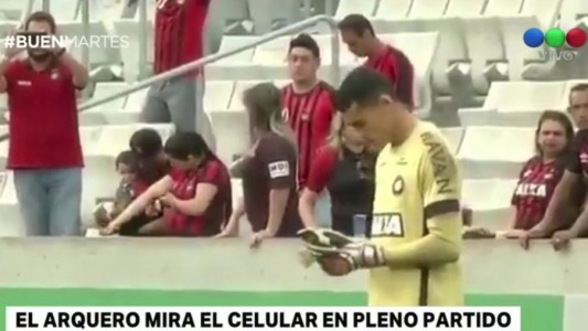 ¿Arquero distraido... o aburrido?