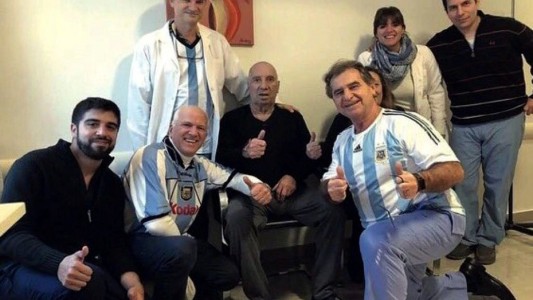 Dieron de alta a Bilardo y podrá ver el Mundial en su casa