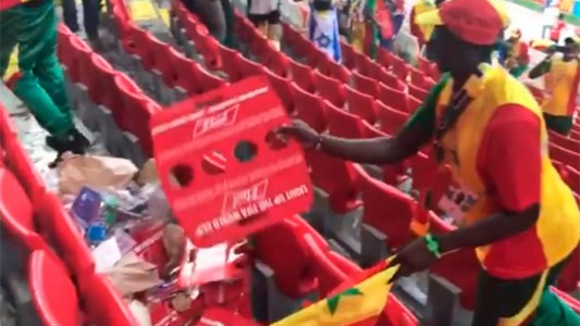 Juego limpio: los hinchas senegaleses limpiaron la tribuna tras el triunfo ante Polonia