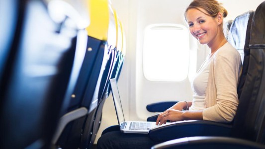 Las azafatas cuentan su secreto: ¿cuáles son los asientos que reciben el mejor servicio en el avión?