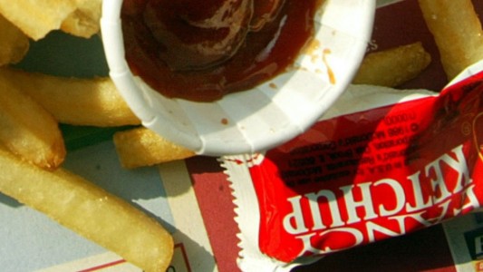 Pasó 6 años con problemas gástricos hasta que le descubrieron dos sobres de ketchup en el estómago