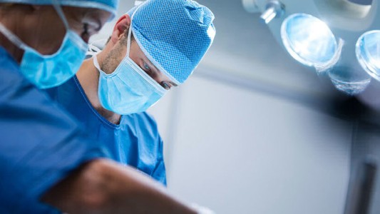 Metieron por error el cerebro de un muerto en el abdomen de otro cuerpo