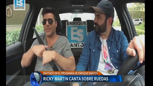 Ricky Martin canta sobre ruedas