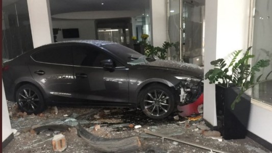 Una mujer chocó su auto contra un hotel en el que estaba su marido junto a una amante