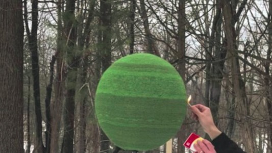 Construyó una increíble esfera con 42.000 fósforos y luego la quemó