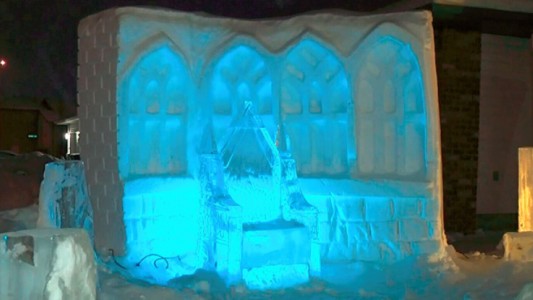 Creó una réplica de Hogwarts en hielo para sus hijas y su obra se volvió viral