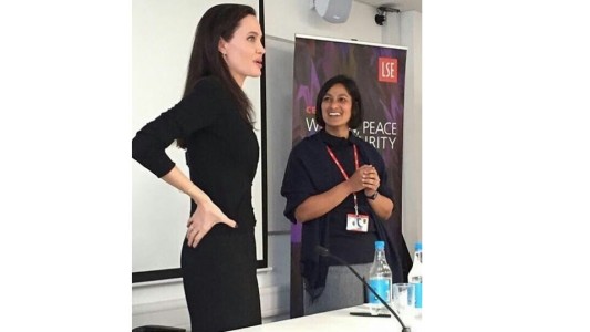 Primera clase de Angelina Jolie como profesora universitaria