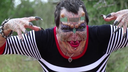 La mujer transexual que gastó 49 mil euros para parecer una "dragona"