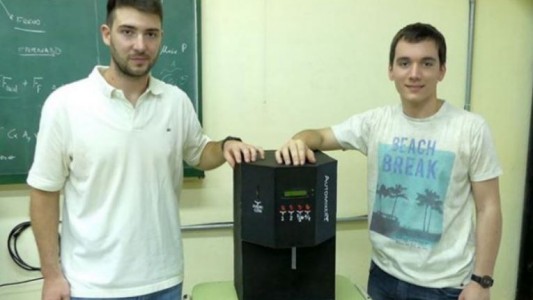 Ingenio cordobés: dos estudiantes crearon una máquina que prepara el fernet "perfecto"