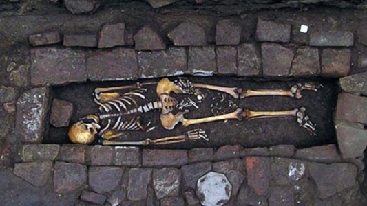 El misterio de la tumba medieval: una mujer dio a luz luego de ser enterrada