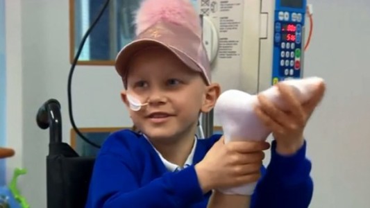 La nena de 7 años con cáncer de huesos que volverá a bailar: le colocaron el tobillo de rodilla