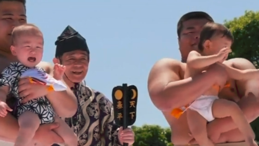 Insólito concurso en Japón: asustan a bebés y gana el que llora más fuerte