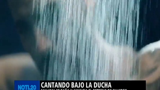 Maluma canta bajo la ducha