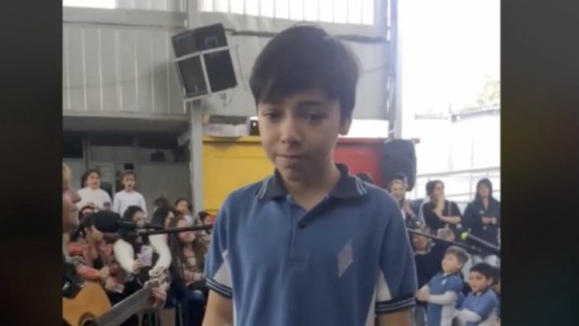 El nene que aprendió lenguaje de señas para sorprender a su mamá sorda en un acto escolar