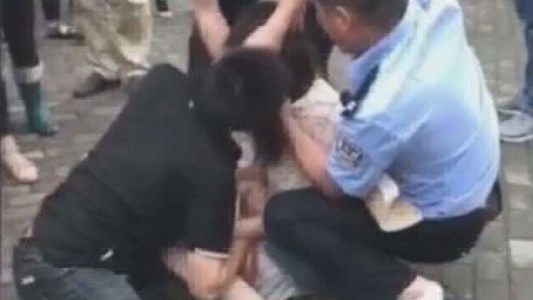 Su novio la dejó y le atrapa la lengua con los dientes: intervino la policía