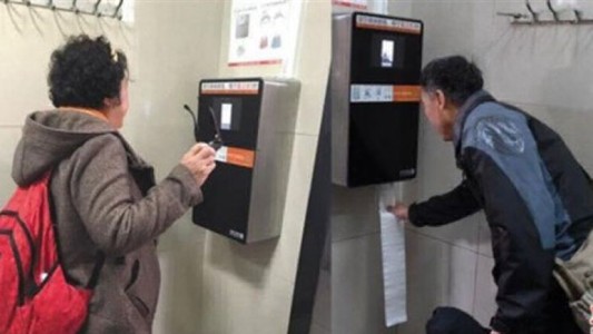Usan tecnología de reconocimiento facial en baños para ahorrar papel higiénico