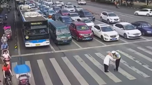 Video conmovedor: un policía le hace caballito a un anciano para ayudarlo a cruzar la calle
