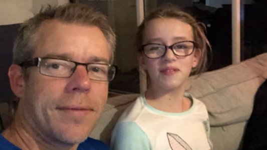 La tierna reacción de un padre ante las malas notas del boletín de su hija con autismo