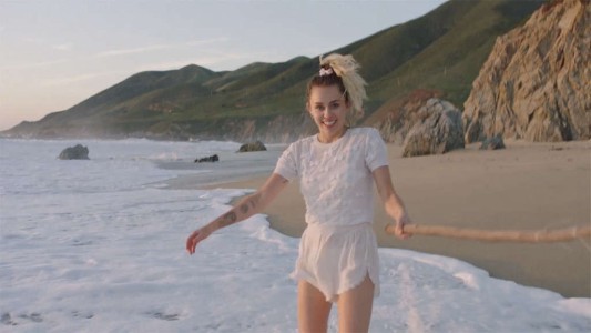 Miley Cyrus volvió con todo: su nuevo tema Malibú supera el millón de reproducciones en horas