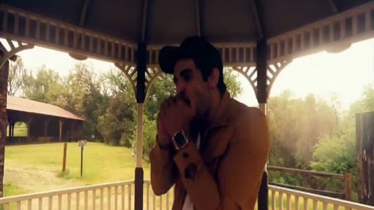 Un actor argentino con su armónica saluda a la Patria desde EE.UU.