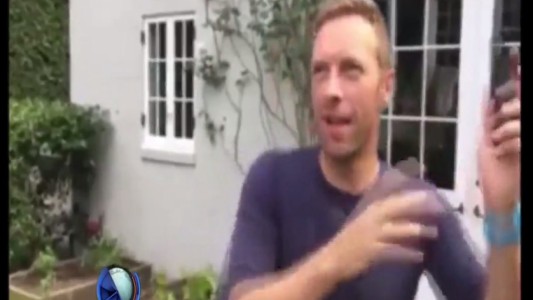 Chris Martin canta "Me enamoré"