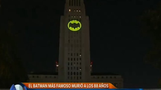 Una batiseñal para recordar a Adam West