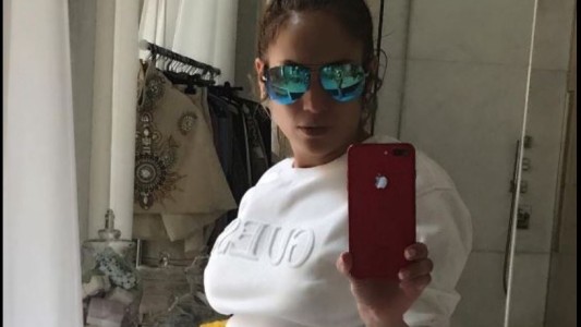 ¿Se pasó con el Photoshop? Mirá la selfie de Jennifer Lopez que la dejó en evidencia