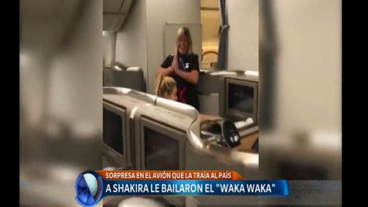 #LaBodaDeMessi A Shakira le bailaron el "Waka Waka" en el avión