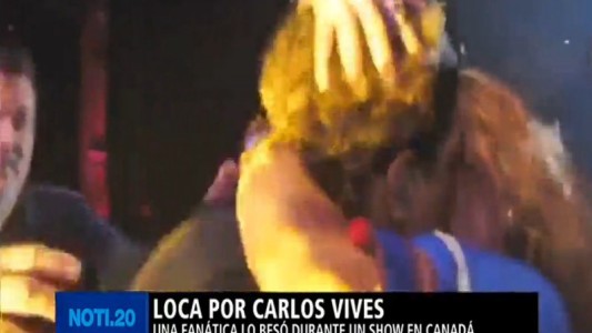 El apasionado beso de una fanática a Carlos Vives