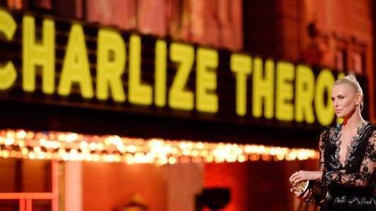 El desgarrador relato de Charlize Theron sobre el asesinato de su padre a manos de su madre