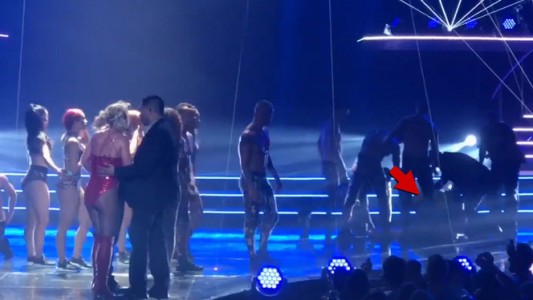 Fanático se sube a escenario y Britney Spears casi se infarta del susto