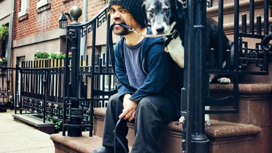 El actor de "Games of Thrones" Peter Dinklage, pide que los fans no compren perros husky