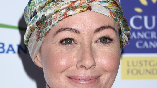 La desgarradora foto de la actriz de Beverly Hills 90210 para alertar sobre el cáncer de mama