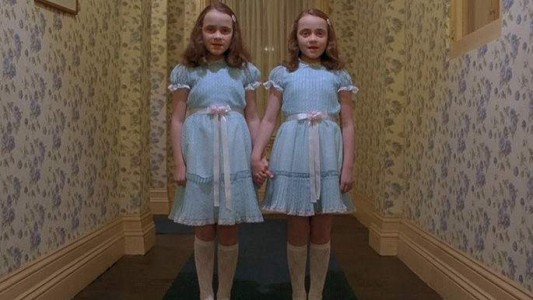 Así están ahora las terroríficas mellizas de la película "El Resplandor"