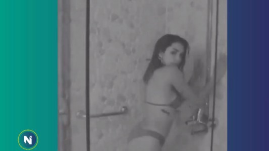 El sensual video de Lali, cantando en la ducha