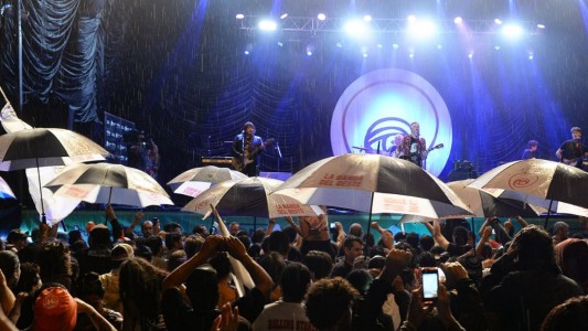 Los Ratones Paranoicos desafiaron la lluvia en Gesell
