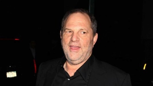 Hollywood: polémica estatua de Harvey Weinstein sentado en un sofá