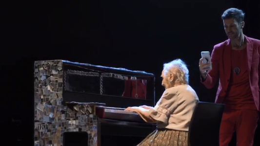 Axel invitó al escenario a tocar a una pianista de 91 años y el público se emocionó