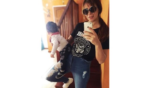 Ximena Capristo genera polémica en las redes por esta foto amamantando a su hijo