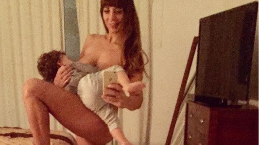 Ximena Capristo volvió a publicar otra foto amamantando a su hijo desnuda y recibió miles de críticas