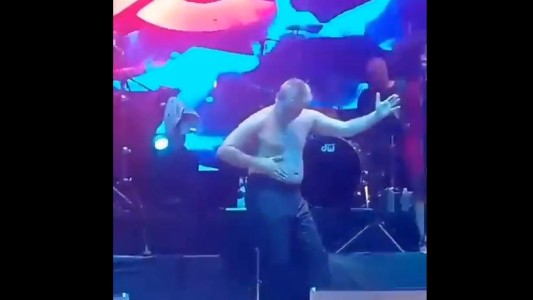 Cristian Castro muestra su panza en un show, baila y se ríe de todos