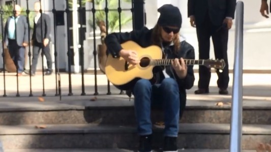 Líder de Megadeth está de vacaciones en Mendoza y tocó para un grupo de fans