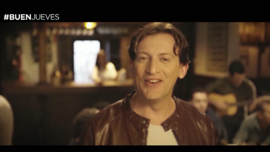 Nancy Duplaá usó el pañuelo verde a favor del aborto legal en una escena de "100 días para enamorarse"