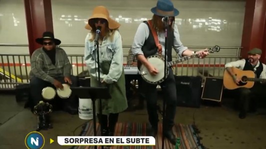 Una pareja enigmática sorprendió a todos en el subte de Times Square