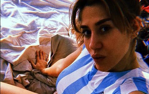 Fotos hot: así alientan Pampita y Jimena Barón a la Selección