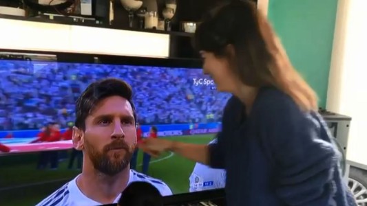 El insólito ritual cabulero de Gimena Accardi durante el partido de la Seleccción