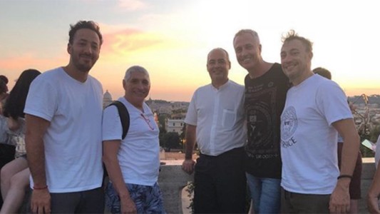 Marley quedó al desnudo después de una broma en las calles de Roma