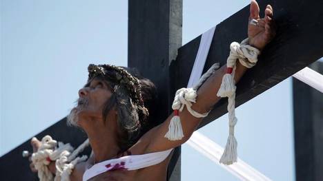 Filipinas: Se crucifican con clavos por Viernes Santo