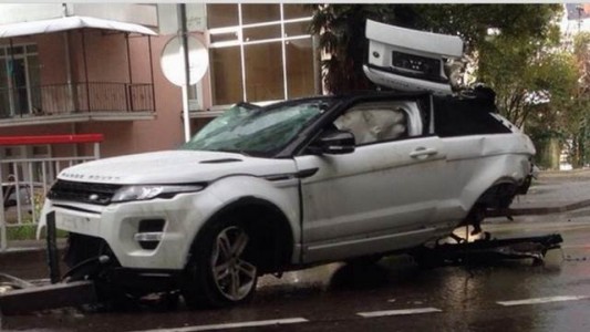 Cayó al vacío con su camioneta y salió ileso