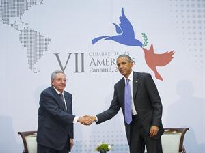 Histórico encuentro entre Obama y Raúl Castro